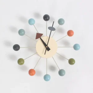Horloge murale Design multicolore, Déco bohème chic en aluminium et boules en bois coloré.