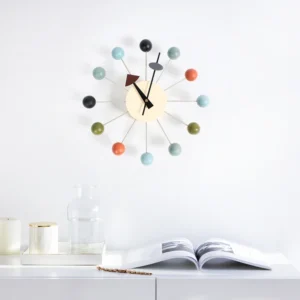 Horloge murale design multicolore en bois et aluminium, déco bohème chic pour salon ou bureau.