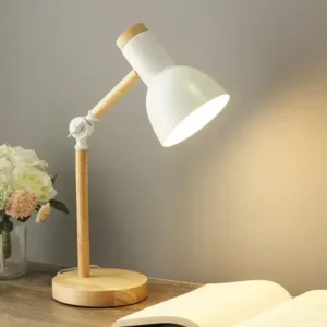 Lampe de Chevet blanche et bois avec livre et pot de fleurs.